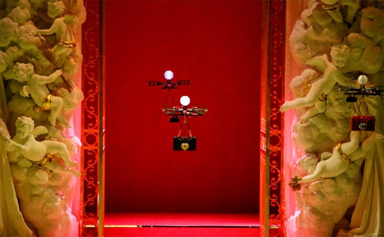 Stunt van Dolce & Gabbana: geen modellen maar drones showen handtassen