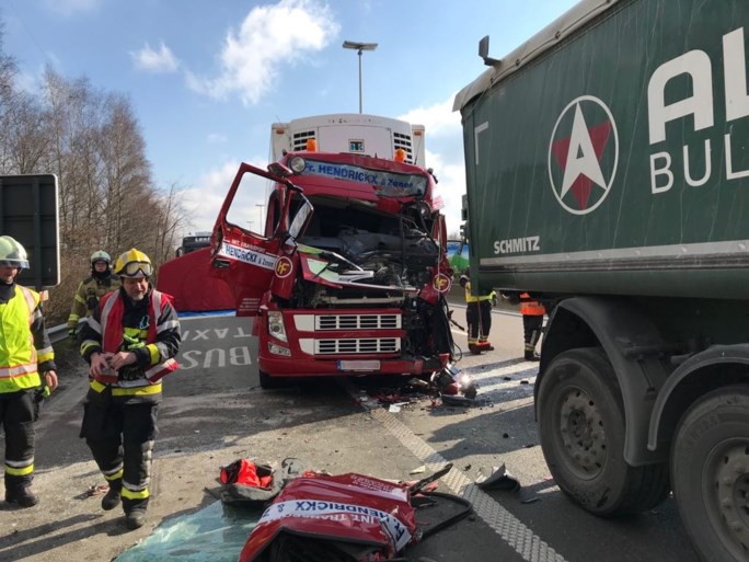 Vrachtwagen rijdt achteraan in op file: E313 even volledig versperd