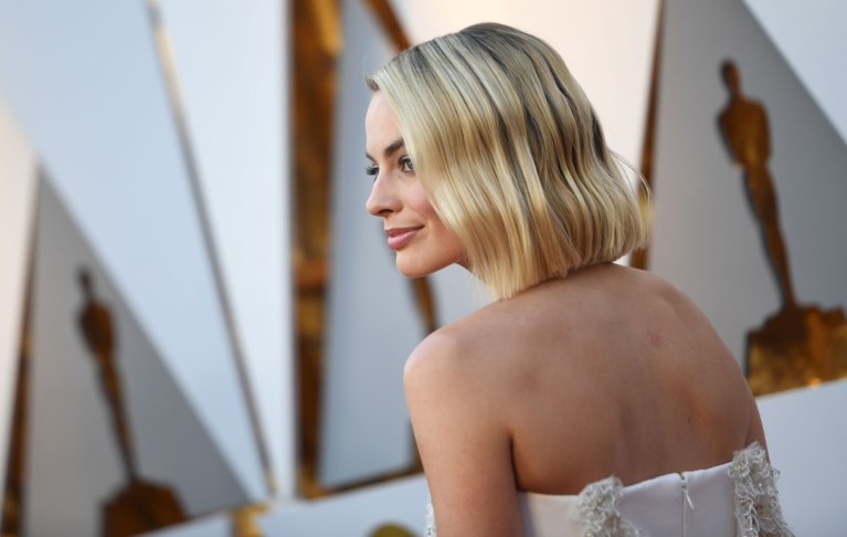 Margot Robbie had een klein ongelukje op de rode loper van de Oscars