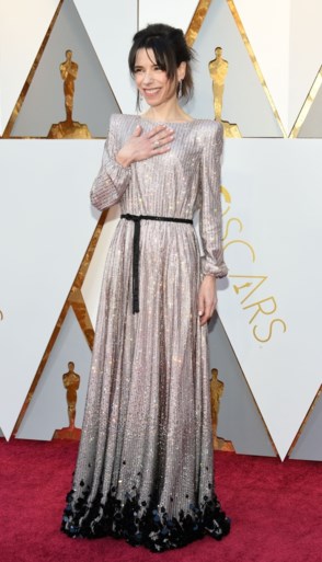 Margot Robbie had een klein ongelukje op de rode loper van de Oscars