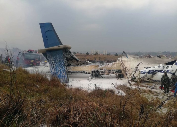 Vliegtuig crasht naast landingsbaan en vliegt in brand: Minstens 49 doden