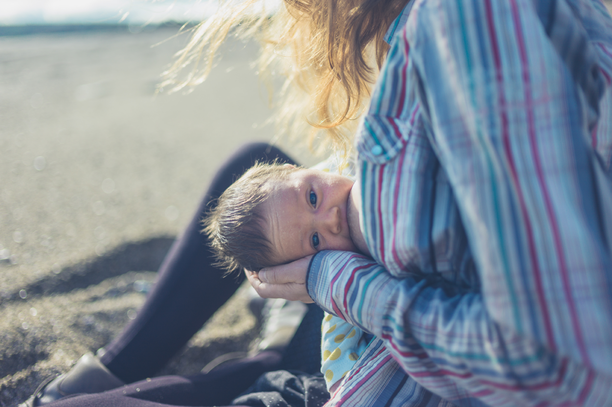 Fotograaf laat 14 vrouwen naakt poseren terwijl ze borstvoeding geven |  Gazet van Antwerpen Mobile