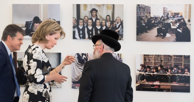 Koningin Mathilde brengt bezoek aan Kazerne Dossin