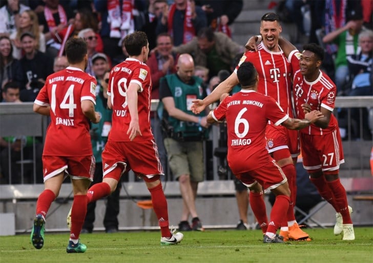 Bayern komt vroeg op achterstand, maar redt met riante zege titelfeestje in eigen stadion
