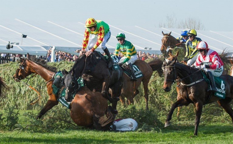 Grand National beslist na fotofinish, 14 paarden halen de finish in grootste race ter wereld: bekijk hier de beelden!
