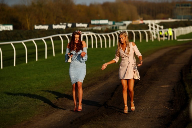 Grand National beslist na fotofinish, 14 paarden halen de finish in grootste race ter wereld: bekijk hier de beelden!
