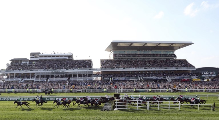 Grand National beslist na fotofinish, 14 paarden halen de finish in grootste race ter wereld: bekijk hier de beelden!