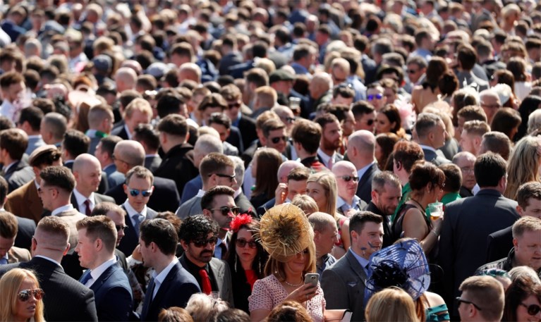 Grand National beslist na fotofinish, 14 paarden halen de finish in grootste race ter wereld: bekijk hier de beelden!