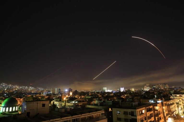 VS, Frankrijk en Groot-Brittannië bombarderen militaire doelen in Syrië