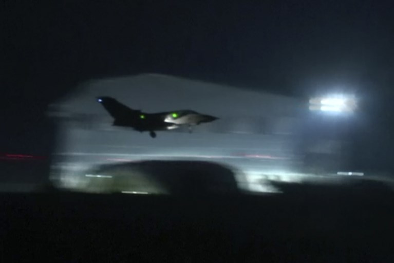 VS, Frankrijk en Groot-Brittannië bombarderen militaire doelen in Syrië
