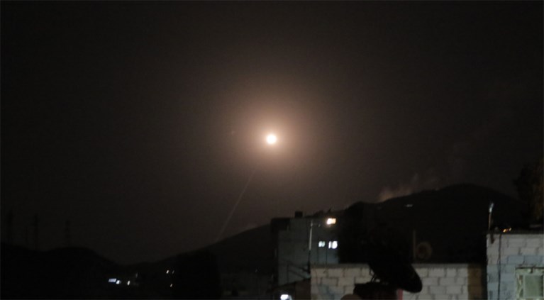 VS, Frankrijk en Groot-Brittannië bombarderen militaire doelen in Syrië