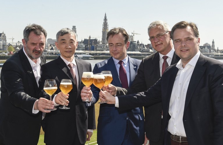De Wever kan het bij voorstelling bier niet laten toch nog even te lachen met Kris Peeters: “Ik kan je geen hand meer geven”