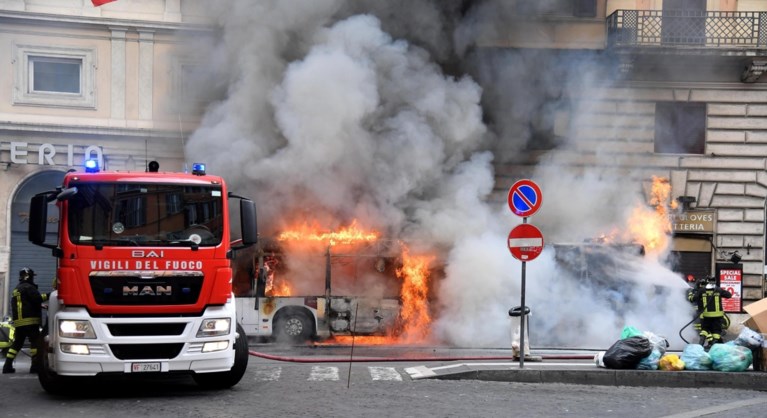 Bus vat vuur in centrum van Rome: toeristen in paniek uit vrees voor aanslag