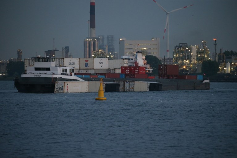Containerschip vaart tegen Lillobrug: brug en schip beschadigd, containers in het Kanaaldok
