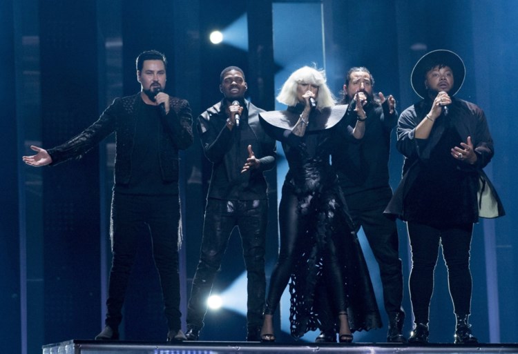 Onze stylist keurt de outfits op het Songfestival: “Alsof ze iemand uit de Carré hebben geplukt”