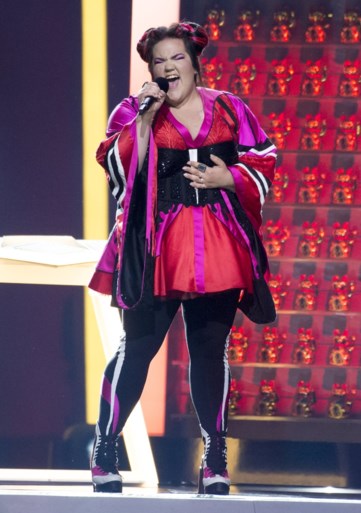 Onze stylist keurt de outfits op het Songfestival: “Alsof ze iemand uit de Carré hebben geplukt”