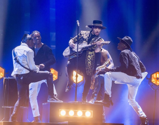 Onze stylist keurt de outfits op het Songfestival: “Alsof ze iemand uit de Carré hebben geplukt”