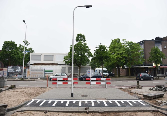 Nederlanders staan voor paal: straat verbreed, maar lantaarnpaal blijft staan