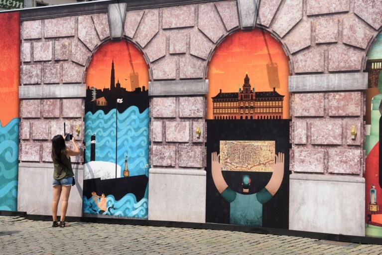 Deze 28 illustraties prijken de komende maanden op de steigerdoeken van het stadhuis