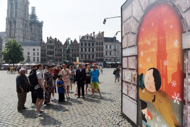 Deze 28 illustraties prijken de komende maanden op de steigerdoeken van het stadhuis