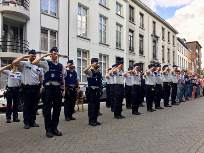 Ruim honderd politiemensen houden minuut stilte voor slachtoffers Luik