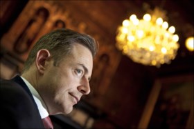 Tom Meeuws zegt “medelijden” te hebben met De Wever, die laconiek reageert: “Hij zou beter iets zinnigs zeggen”