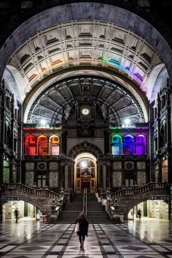 Antwerpen ontwaakt in kleuren van regenboog