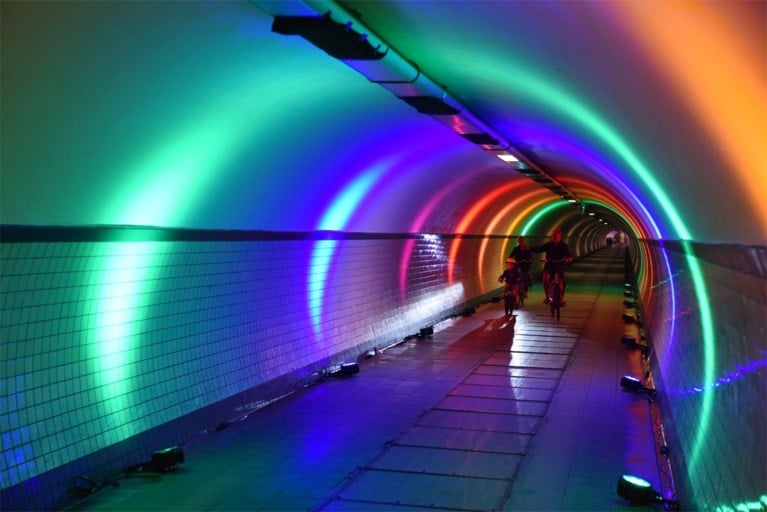 Antwerpen ontwaakt in kleuren van regenboog