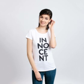 Waarom een simpel T-shirt het kledingstuk van de zomer wordt: “Het is een vorm van expressie”