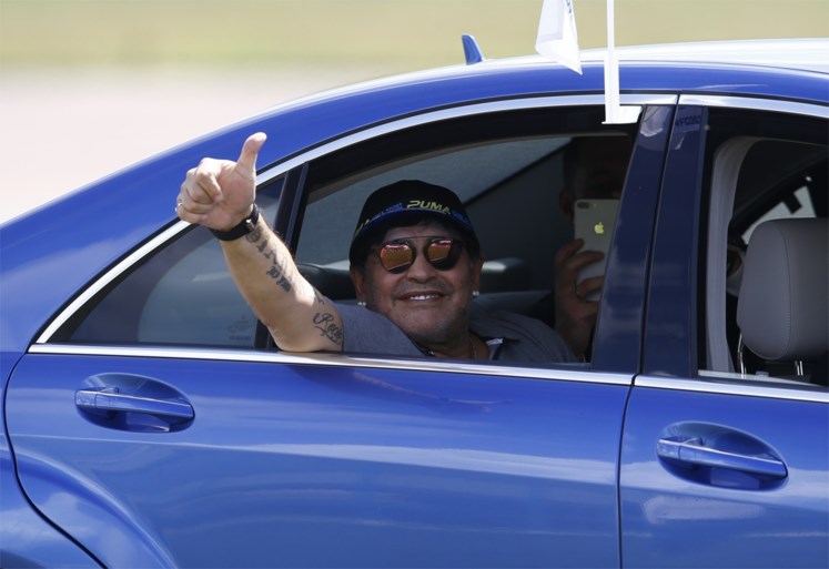 Je gelooft je ogen niet: ongeziene entree van Maradona bij zijn nieuwe club in Wit-Rusland