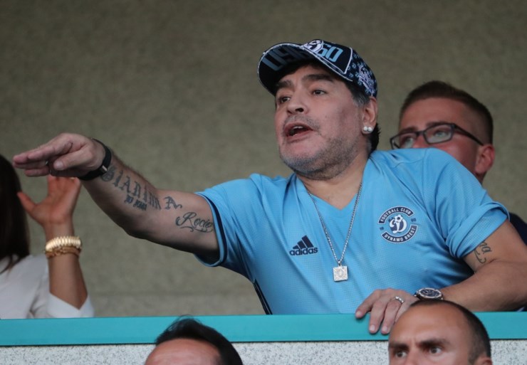 Je gelooft je ogen niet: ongeziene entree van Maradona bij zijn nieuwe club in Wit-Rusland