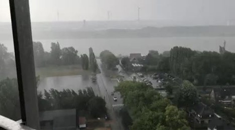 Hevig onweer rond Antwerpen: plaatselijk zware regen en windstoten, overlast in Kennedytunnel