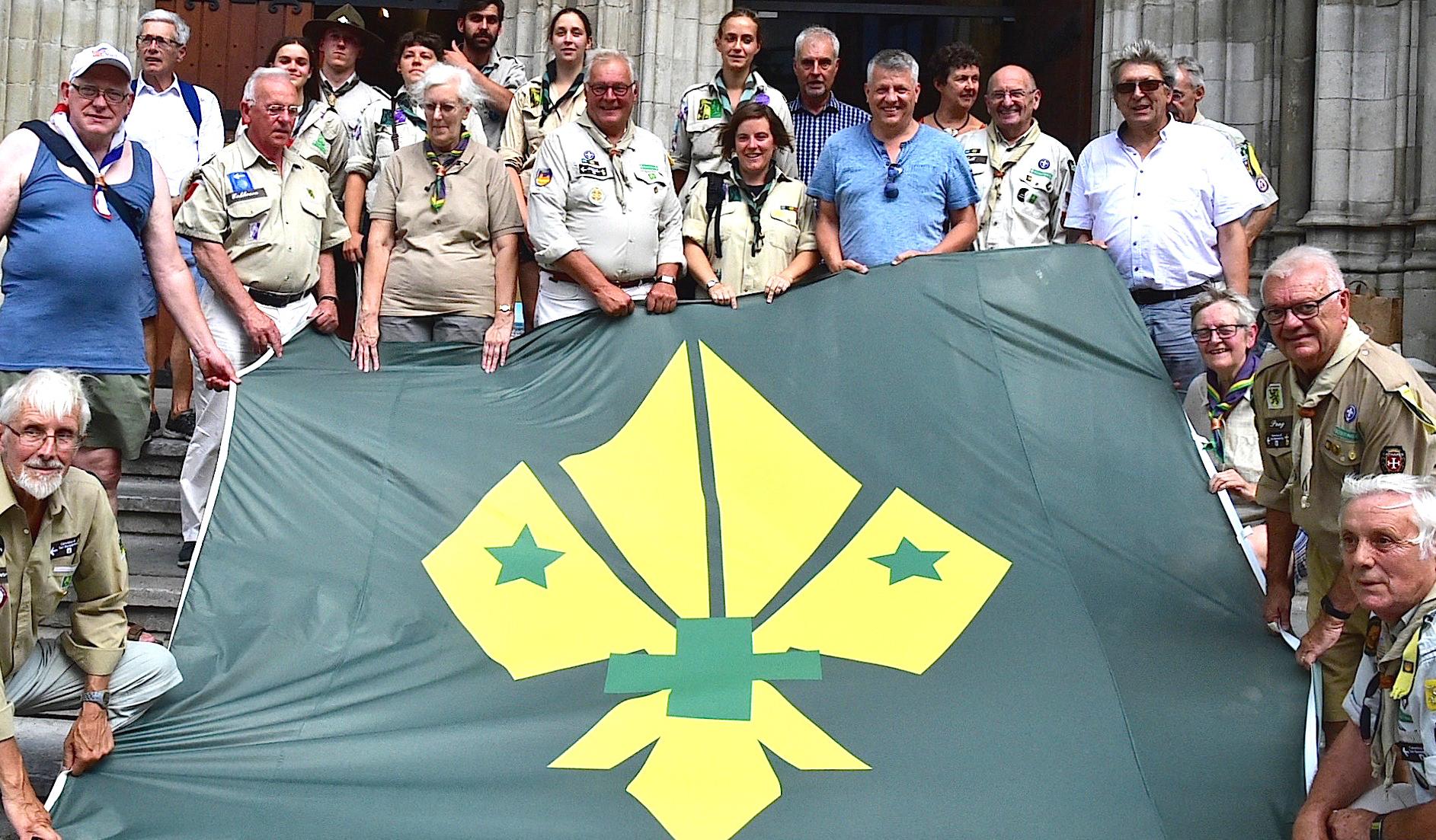 Oud-scouts huldigen Stoutmoedige Jaguar met vlag op ...