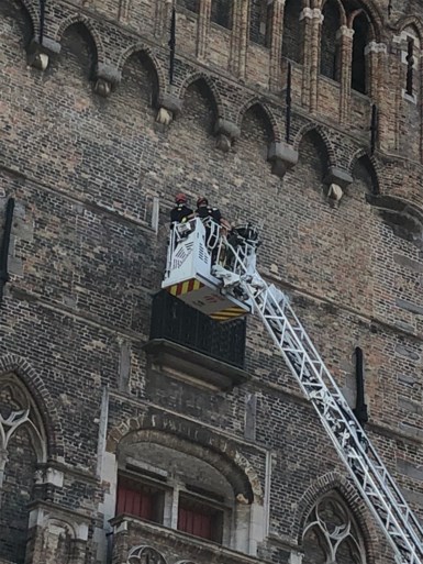 Reddingsactie in Brugse Belfort: hulpdiensten moeten toerist reanimeren nadat hij onwel werd