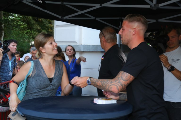 Ekeren zet Rode Duivel Toby Alderweireld in de bloemetjes: “Ik ben enorm trots dat ik dit mag meemaken”