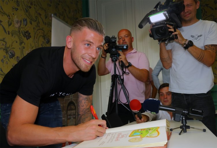 Ekeren zet Rode Duivel Toby Alderweireld in de bloemetjes: “Ik ben enorm trots dat ik dit mag meemaken”