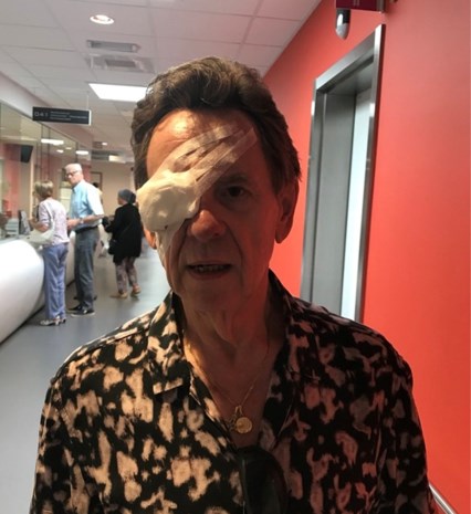 Koen Crucke met spoed aan oog geopereerd
