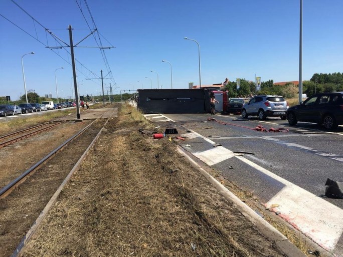 Gekantelde brandweerwagen richt ravage aan in Blankenberge: twee gewonden