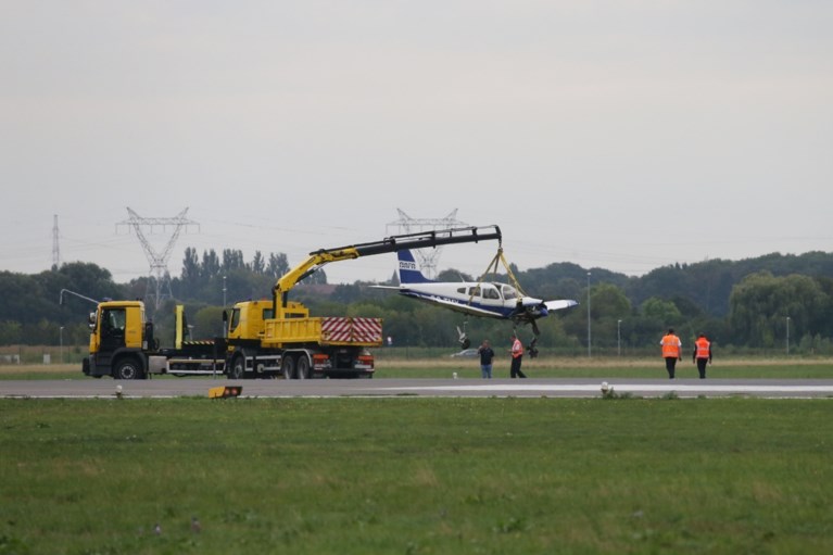 Leerling-pilote crasht met vliegtuigje op luchthaven Deurne: landingsbaan vrijgegeven