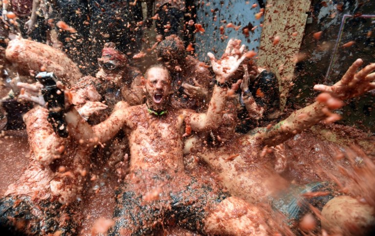 Tomatenslagveld in Spanje: feestvierders zwemmen letterlijk in de tomatensaus