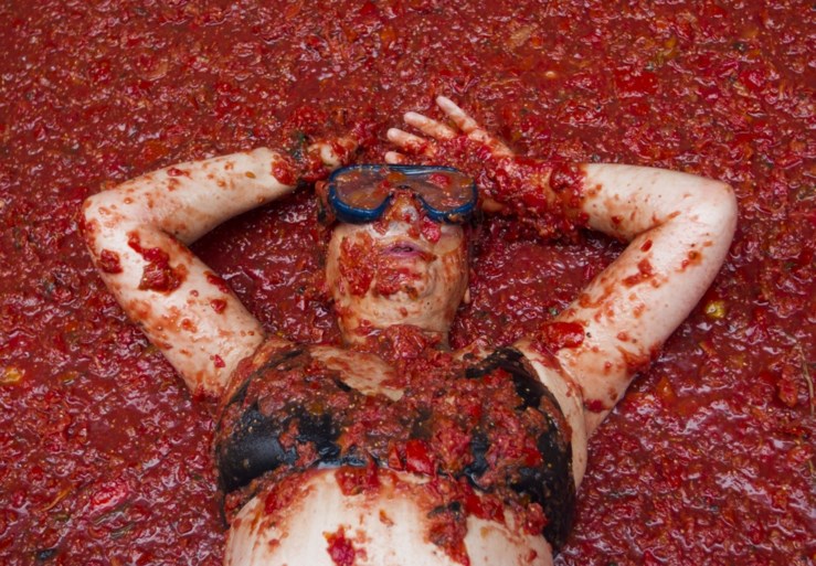 Tomatenslagveld in Spanje: feestvierders zwemmen letterlijk in de tomatensaus