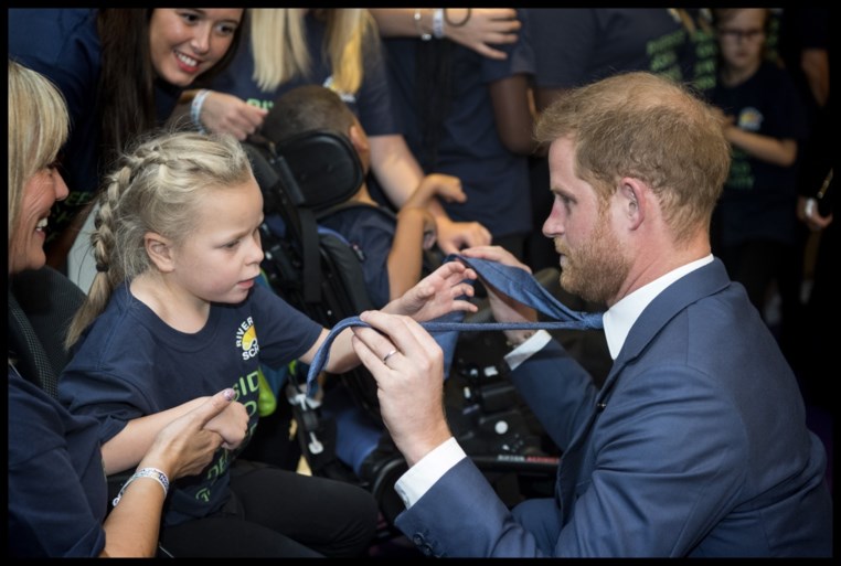 Prins Harry brengt zieke kinderen aan het lachen met zijn gekke bekken