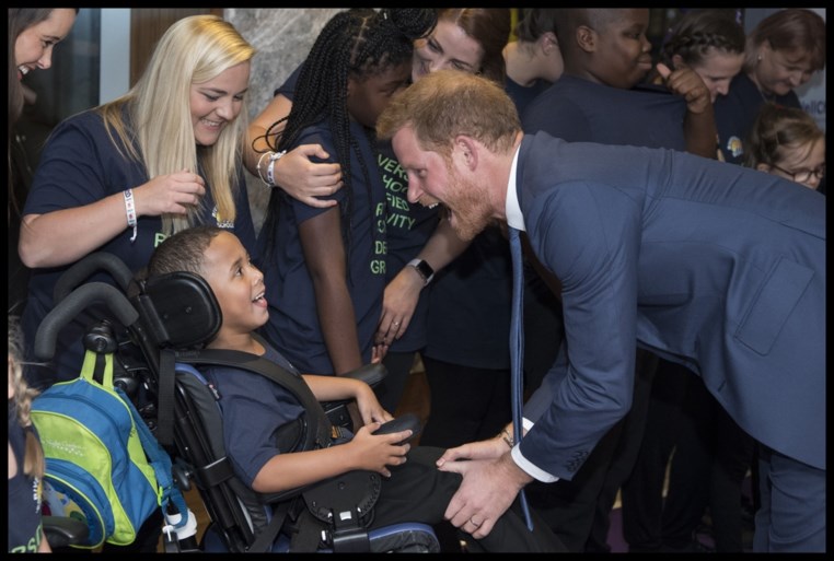 Prins Harry brengt zieke kinderen aan het lachen met zijn gekke bekken