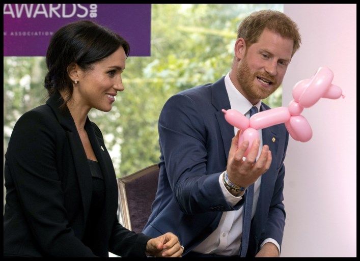Prins Harry brengt zieke kinderen aan het lachen met zijn gekke bekken