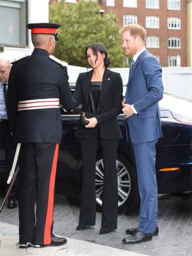 Prins Harry brengt zieke kinderen aan het lachen met zijn gekke bekken