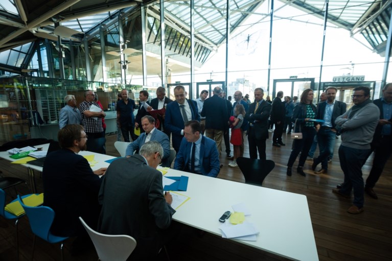 Antwerpse lijsten ingediend: Kris Peeters heeft zijn buik vol van “belachelijke” aanvallen De Wever