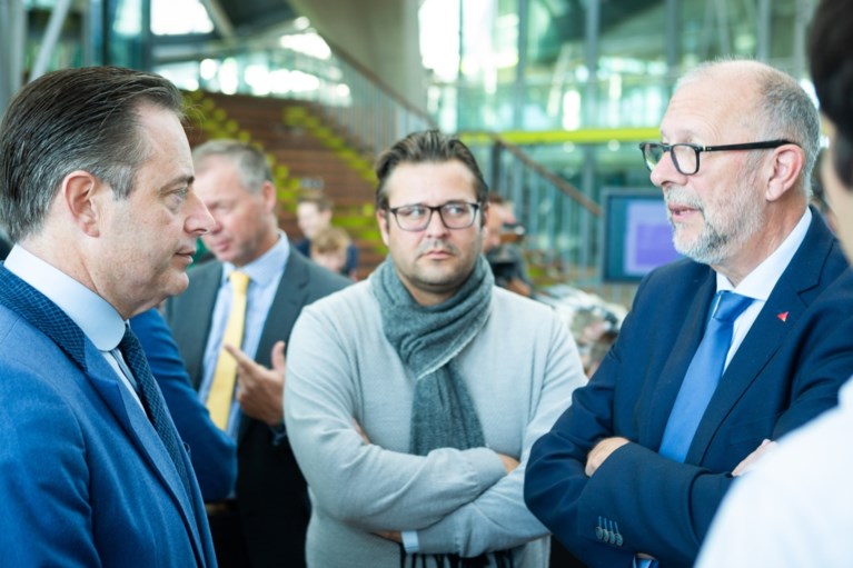 Antwerpse lijsten ingediend: Kris Peeters heeft zijn buik vol van “belachelijke” aanvallen De Wever