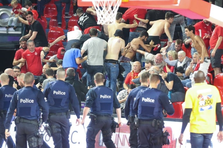 Onwaarschijnlijke taferelen met vechtende Israëlische fans in tribune, maar Charleroi kwalificeert zich toch