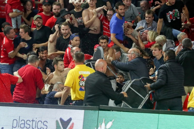 Onwaarschijnlijke taferelen met vechtende Israëlische fans in tribune, maar Charleroi kwalificeert zich toch