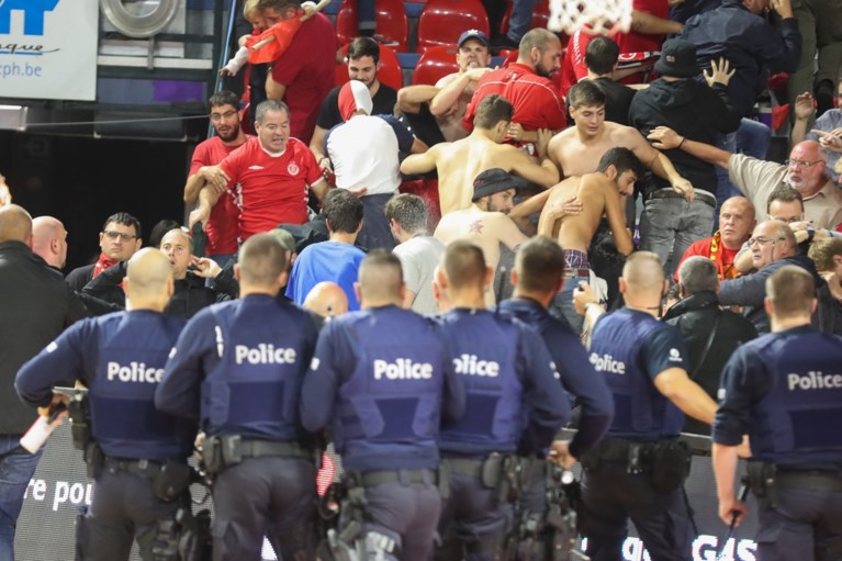 Onwaarschijnlijke taferelen met vechtende Israëlische fans in tribune, maar Charleroi kwalificeert zich toch